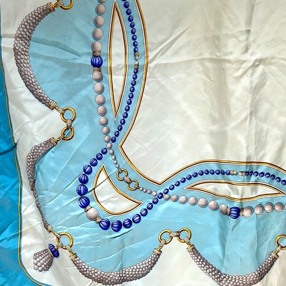 🎉HP🎉Vintage Cartier Scarf - Picture 6 of 8